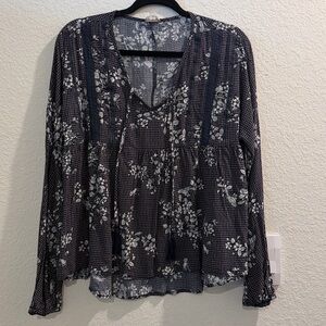 63. 🥳 Hem & Thread Floral Top